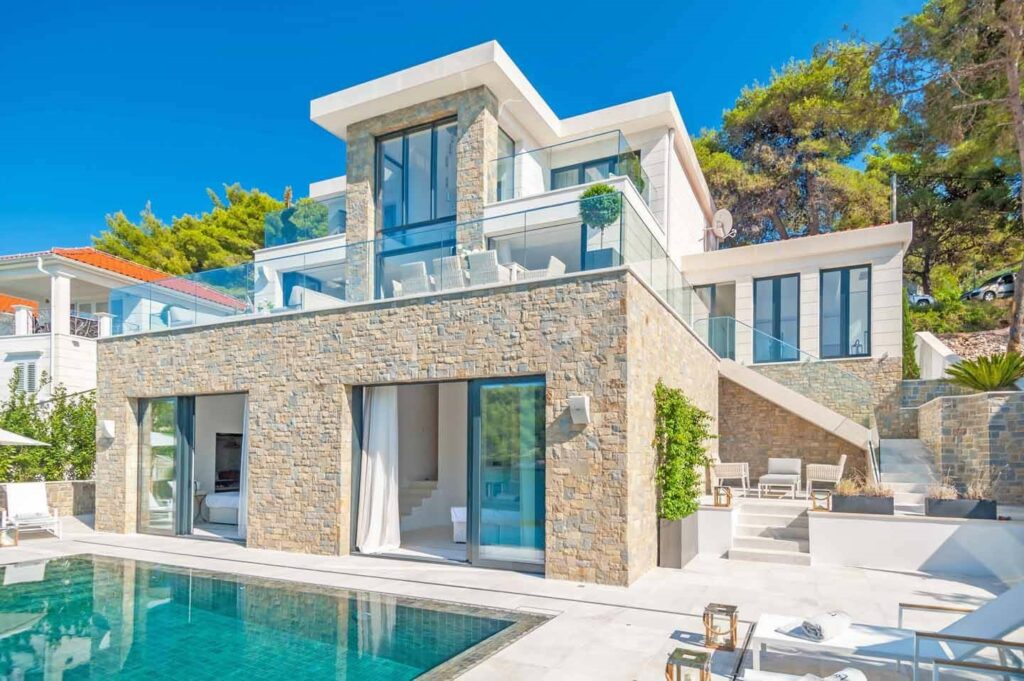 Une villa style néo-sumérienne avec piscine et terrasse